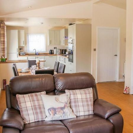 Fabulous Detached Lodge With Hot Tub Two Nights Minimum Stay Bridgnorth Exteriör bild