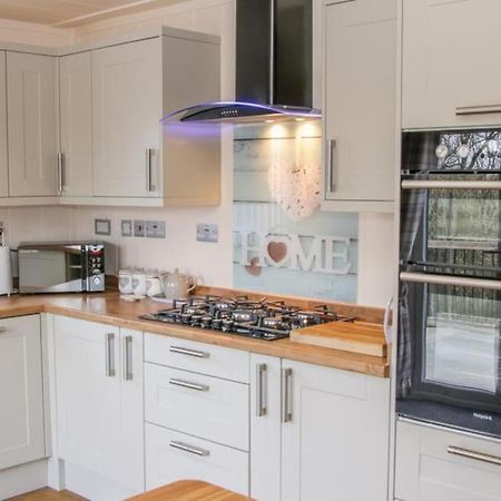 Fabulous Detached Lodge With Hot Tub Two Nights Minimum Stay Bridgnorth Exteriör bild
