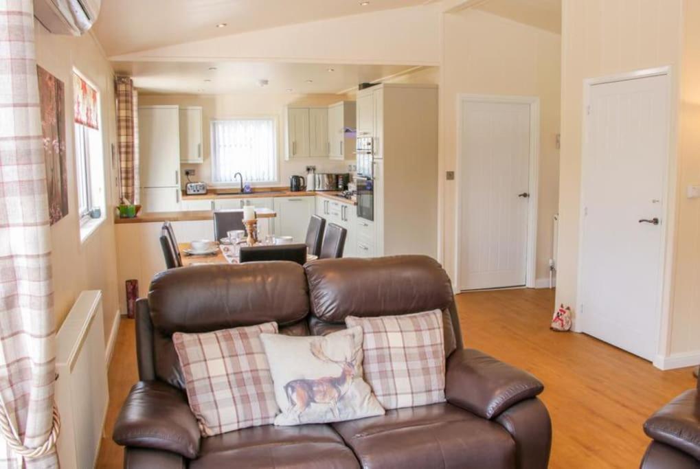 Fabulous Detached Lodge With Hot Tub Two Nights Minimum Stay Bridgnorth Exteriör bild