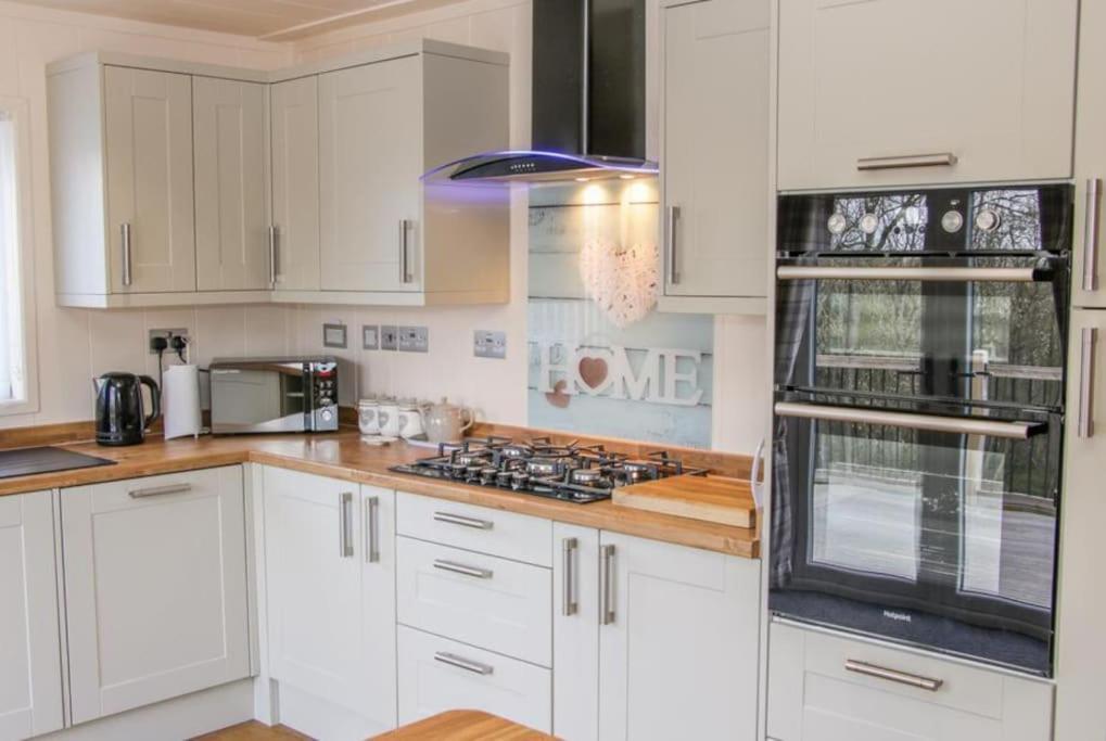 Fabulous Detached Lodge With Hot Tub Two Nights Minimum Stay Bridgnorth Exteriör bild