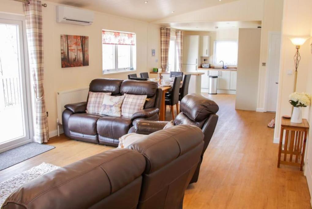 Fabulous Detached Lodge With Hot Tub Two Nights Minimum Stay Bridgnorth Exteriör bild